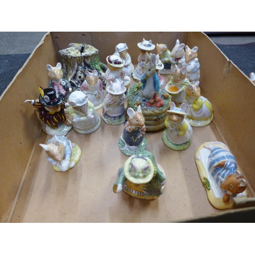 672 - A collection of twenty-five Royal Doulton Brambly Hedge figures with money bank tree stump and an Au... 