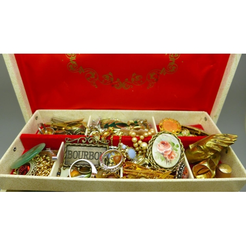 674 - A box of costume jewellery