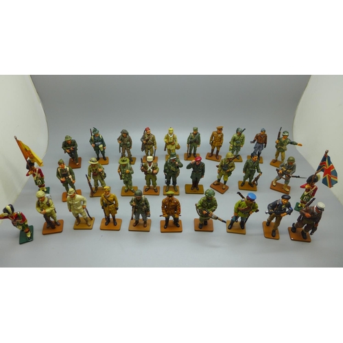 675 - A collection of del Prado military figures