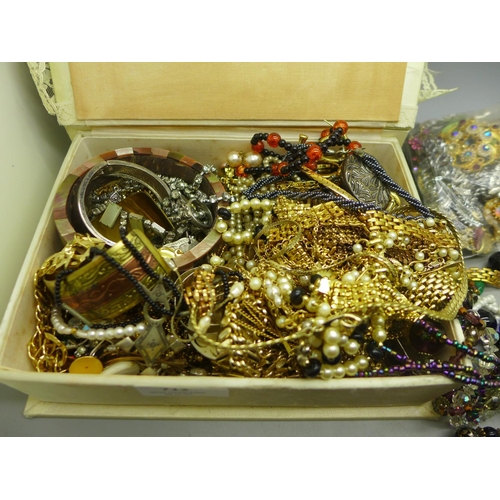 712 - A box of vintage costume jewellery