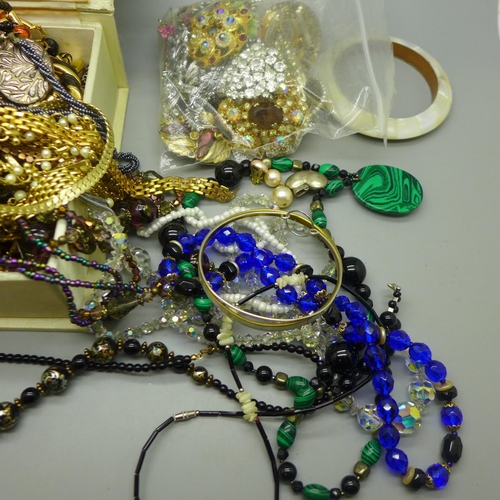 712 - A box of vintage costume jewellery