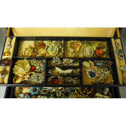 725 - Costume jewellery including vintage