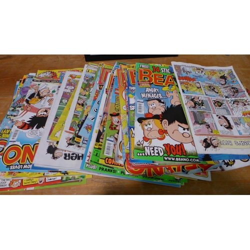 3120 - Collection of Beano's comics and A picture of football players