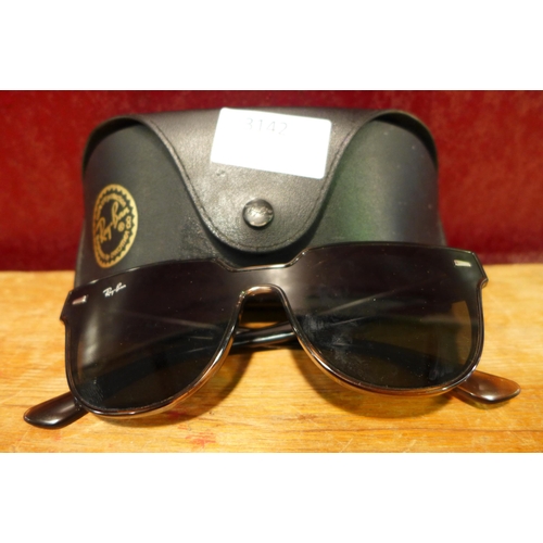 3142 - Pair of Raybans with case