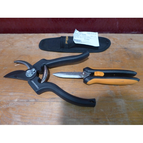 3149 - Fiskars 2Pc Pruner & Garden Snip        (249-40 )   * This lot is subject to vat