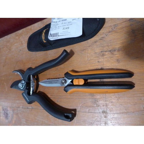 3149 - Fiskars 2Pc Pruner & Garden Snip        (249-40 )   * This lot is subject to vat