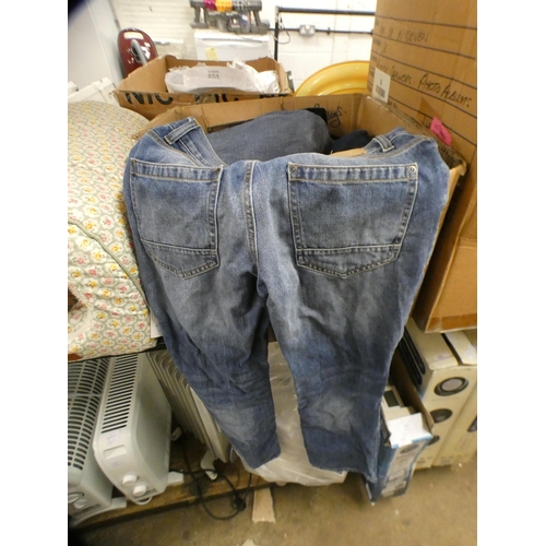 2095 - A box of jeans, mixed sizes, approx 15