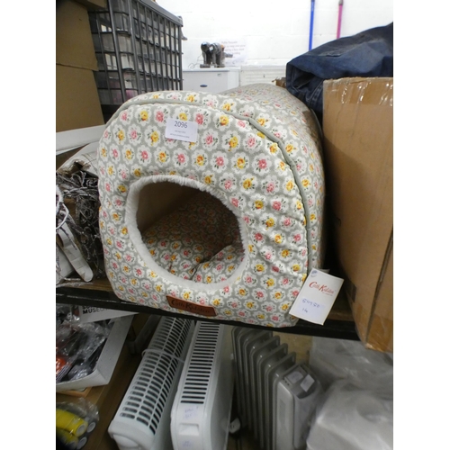 2096 - A Cath Kidston pet igloo bed