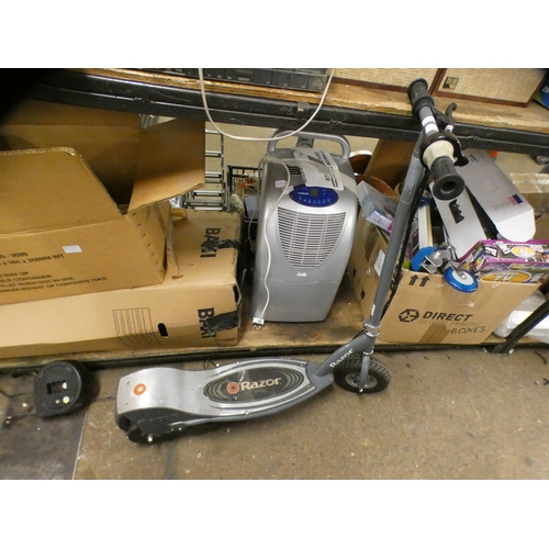 2101 - A Razor electric scooter, battery operated, no charger (Police reproduction)