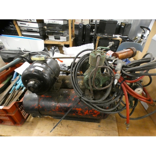 2106 - Home made compressor, 240v, pump  with pipes, spray gun and drill. -W