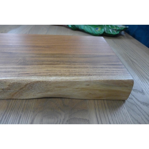 1305 - A small hardwood chopping board