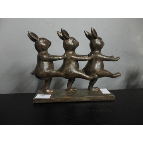 1400 - A hokey cokey rabbit sculpture, H 18cms (2949113)   #