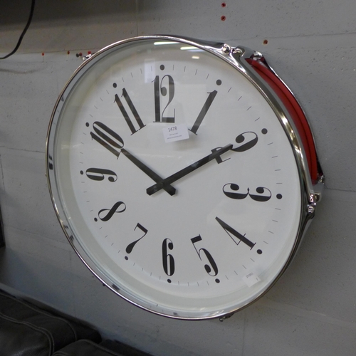 1478 - A red drum clock