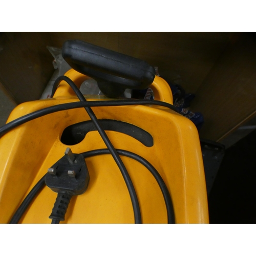 2353 - JCB garden sgredder, 230v with instruction manual, additional spare motor that only works when conne... 