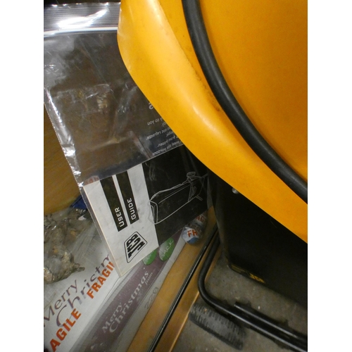 2353 - JCB garden sgredder, 230v with instruction manual, additional spare motor that only works when conne... 