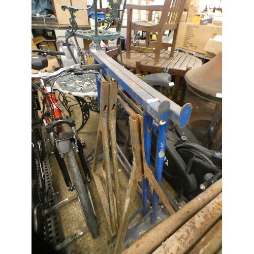 2367 - 2 Pairs of builders' trestles - 97cm/103cm