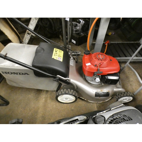 2373 - A Honda isy 122y self propelled petrol lawn mower with collector, -W