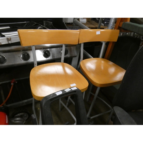 2377 - A pair of wooden bar stools with metal legs