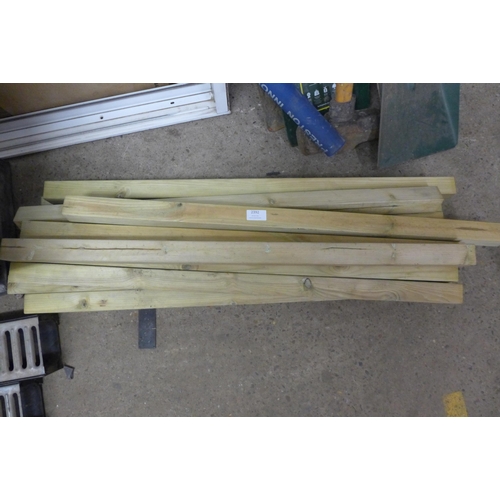 2392 - Approx seventeen softwood spindles