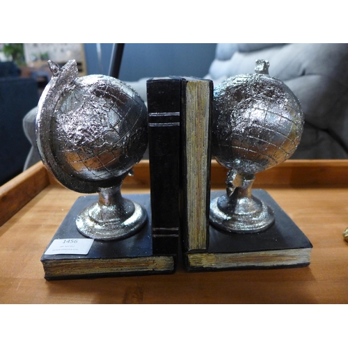 1456 - A pair of Atlas globe bookends, H 18cms (505599922236519)   #