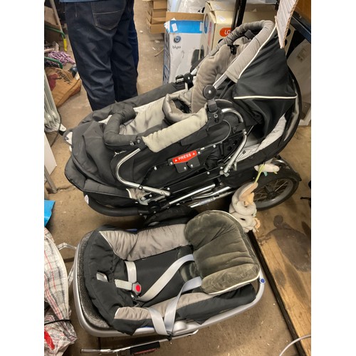 2089 - Emmal Junga pushchair and baby bath