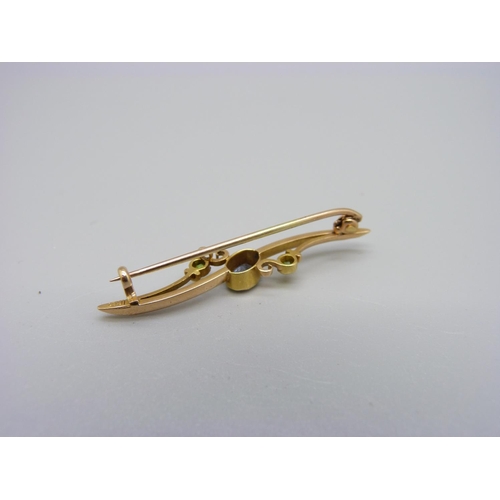 1299 - A 15ct gold, aquamarine and peridot brooch, 2.4g