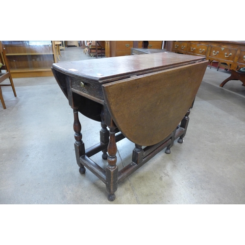 207 - A George II oak single drawer gateleg table