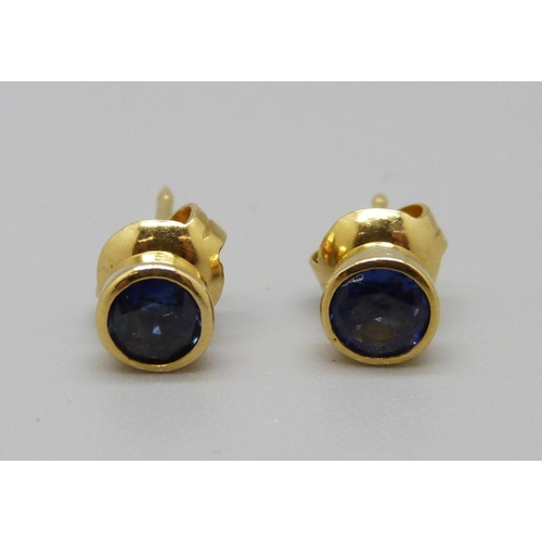 1084 - A pair of 18ct gold and sapphire stud earrings, 1.7g