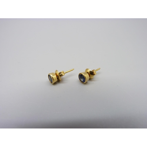 1084 - A pair of 18ct gold and sapphire stud earrings, 1.7g