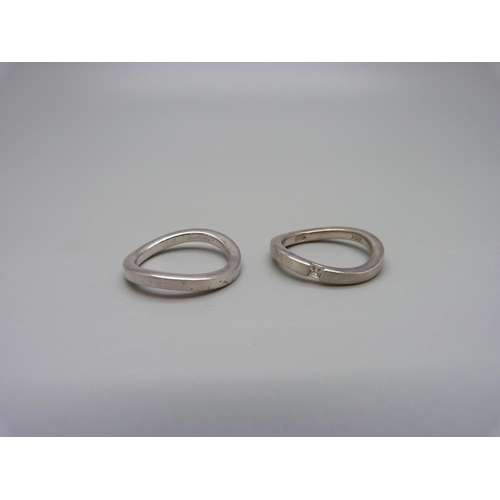 1088 - Two silver Fossil rings, both size P