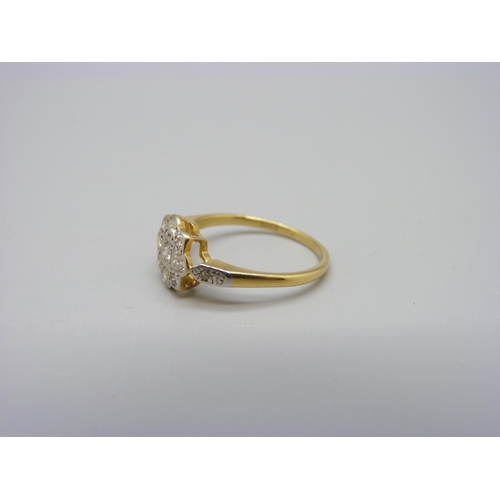 1093 - An 18ct gold and diamond daisy ring, 2.7g, M