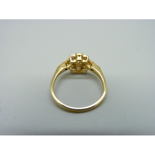 1093 - An 18ct gold and diamond daisy ring, 2.7g, M