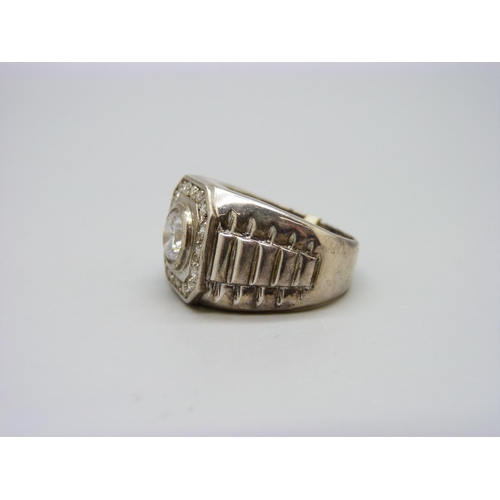 1095 - A large silver stone set ring, 12.4g, size Y