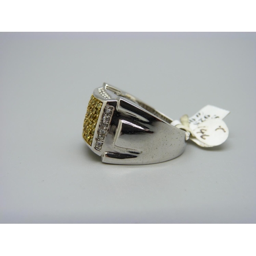 1099 - A large silver stone set ring, W