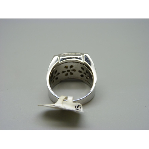 1099 - A large silver stone set ring, W