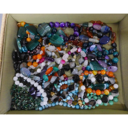 685 - A collection of agate, quartz, jade and garnet jewellery