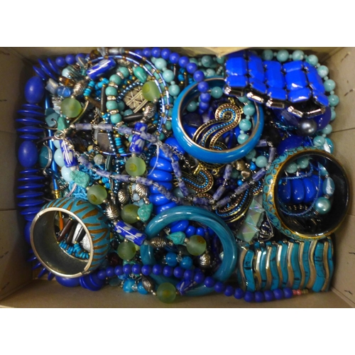 722 - A box of turquoise and blue costume jewellery