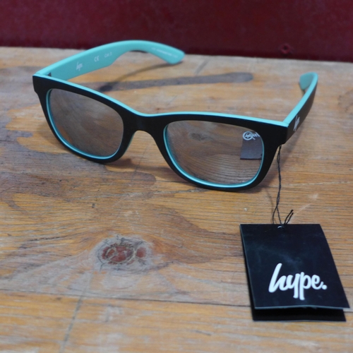 3195 - Hype Kids Clam Sunglasses 21    , (249-478)   * This lot is subject to vat