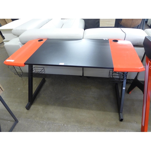 1666 - A Slade black and red gaming desk