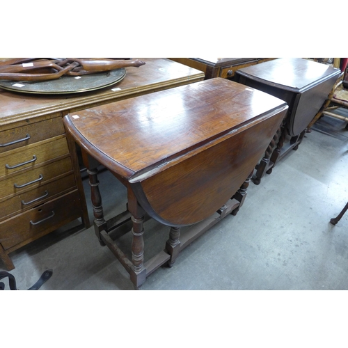 196 - An oak gateleg table