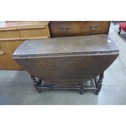 207 - A George II oak single drawer gateleg table