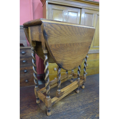 207B - A small oak barleytwist gateleg occasional table