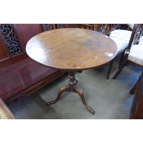 224 - A George III oak circular tilt-top tripod tea table