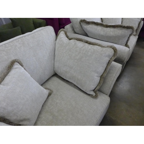 1477 - A Jaipur dove grey love seat