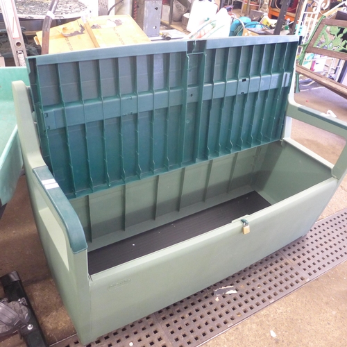 2304 - Outstanding plastic storage bench