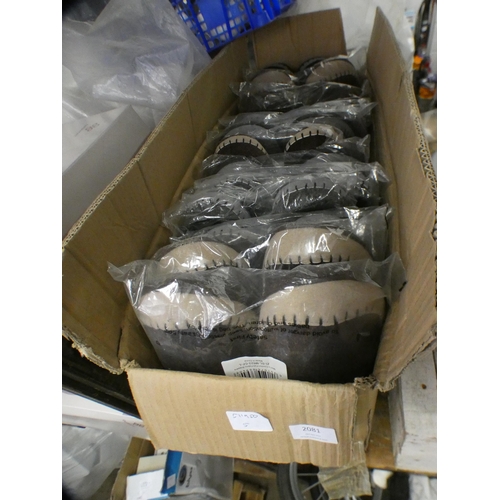 2081 - Twelve pairs of men's slippers