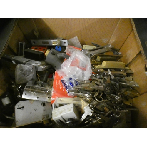 2085 - Approx. 20 locks & keys & 2 trays of unused door furniture