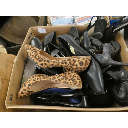 2094 - Approx. 20 pairs of lady's shoes mostly leather.