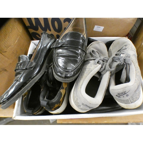 2094 - Approx. 20 pairs of lady's shoes mostly leather.