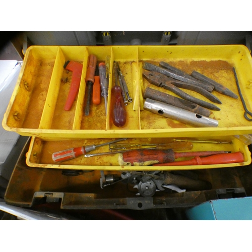 2104 - 6 Trays & boxes of hand tools & joinery items